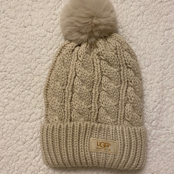 Black Friday sale on ugg hat and scarf sets - Picture 3 of 7